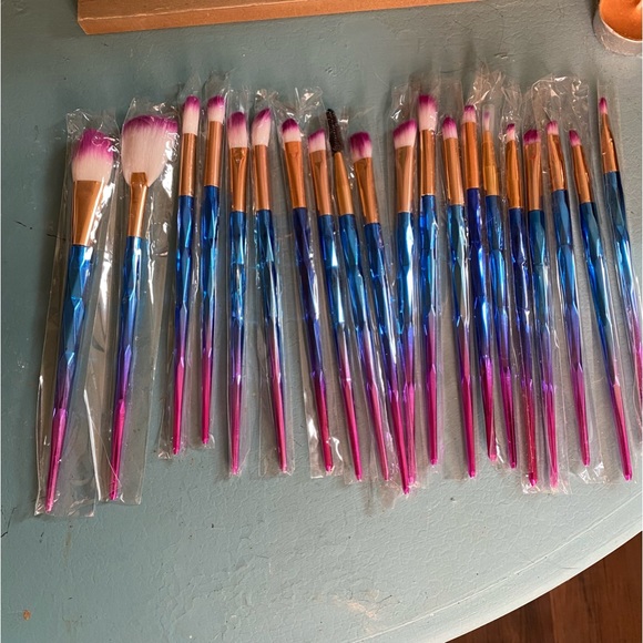 PINK AND BLUE 24 PC UNIQUE MAKEUP BRUSHES SET WHITE BRISTLES WITH PINK TIPS BNIB - Picture 3 of 7